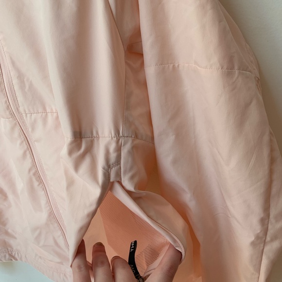 The North Face Windbreaker - Picture 4 of 11